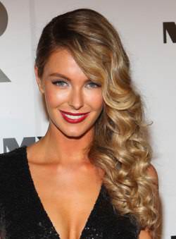 Coiffure one shoulder